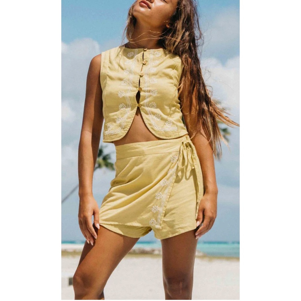NWT Billabong‎ Your Crush Skort Mustard Yellow Floral Embroidered Wrap Size M